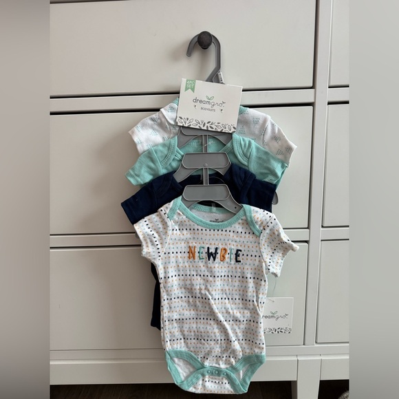 dream gro Other - DREAM GRO 4 piece onesie set